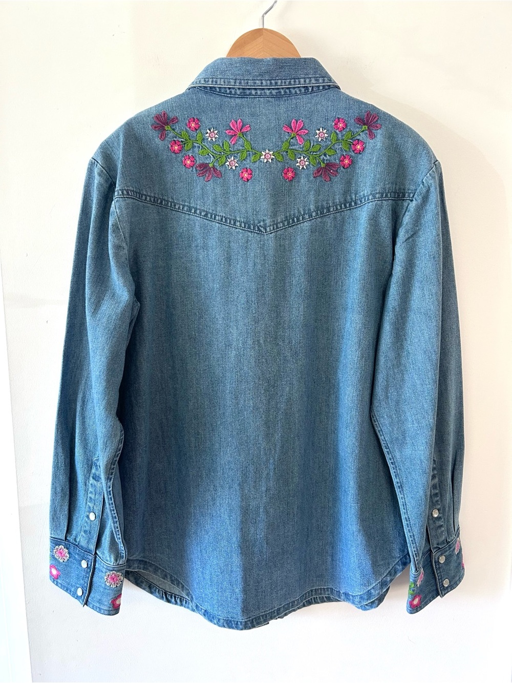 DRAPER JAMES Lynn Embroidered Cotton Denim Snap Front Shirt | Large - Picture 4 of 6